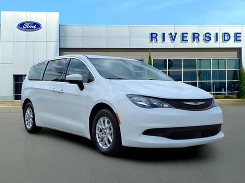 Used 2022 Chrysler Voyager LX FWD image 1