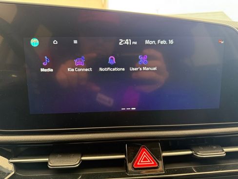 Used 2023 Kia Niro SX image 21