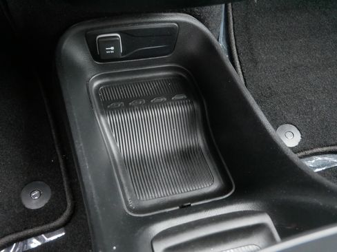 Used 2023 Chrysler Pacifica Touring image 29