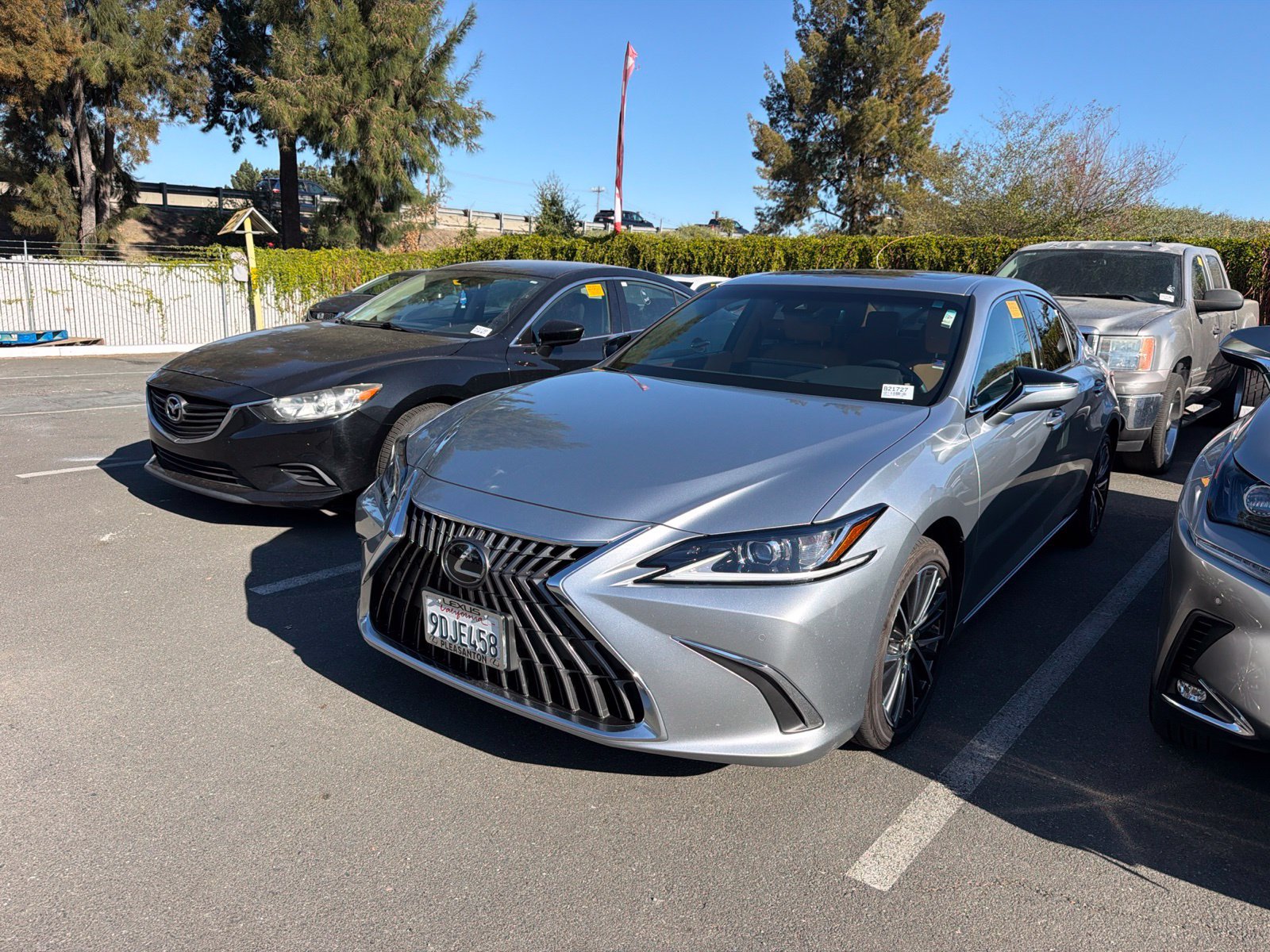 Used 2023 Lexus ES 300h w/ Premium Package FWD image 3