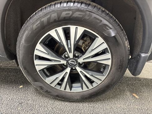 Used 2023 Nissan Rogue SV image 7