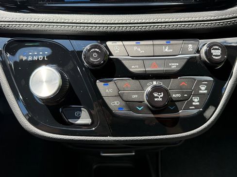 New 2026 Chrysler Pacifica Select image 30