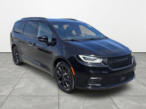 Used 2025 Chrysler Pacifica Limited FWD image 2