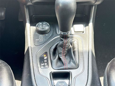 Used 2019 Jeep Cherokee Trailhawk AWD/4WD image 16