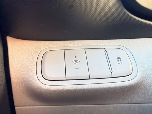 Used 2025 Hyundai Venue SEL FWD image 27