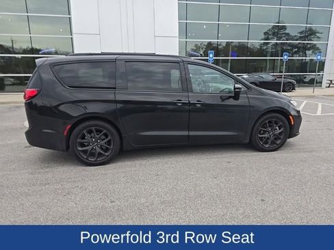 Used 2023 Chrysler Pacifica Limited w/ Uconnect Theater Family Group image 2