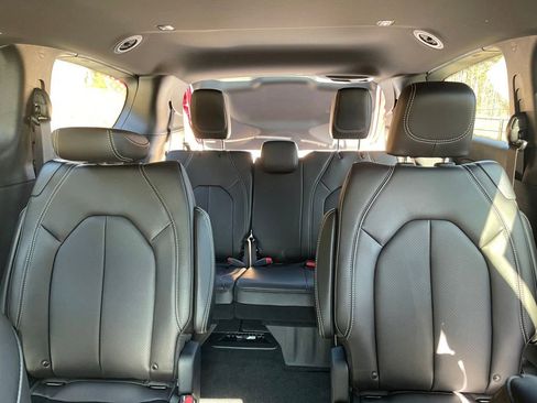 New 2026 Chrysler Pacifica Select image 19