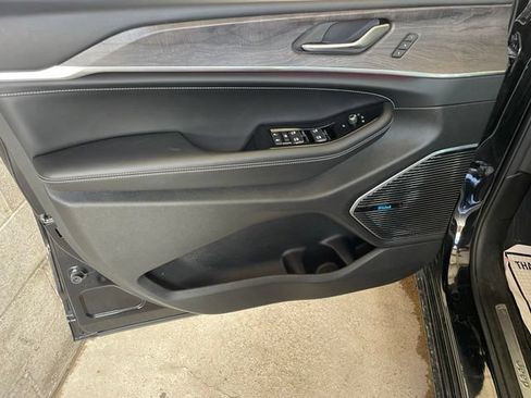 Used 2022 Jeep Grand Cherokee Overland RWD image 27