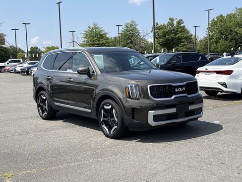 Used 2024 Kia Telluride EX w/ EX Captain's Chair Package AWD/4WD image 1