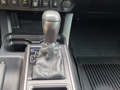 Used 2021 Toyota Tacoma TRD Off-Road w/ Technology Package AWD/4WD image 19