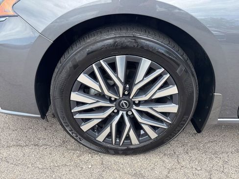 Certified 2024 Nissan Altima 2.5 SV w/ SV Premium Package FWD image 10