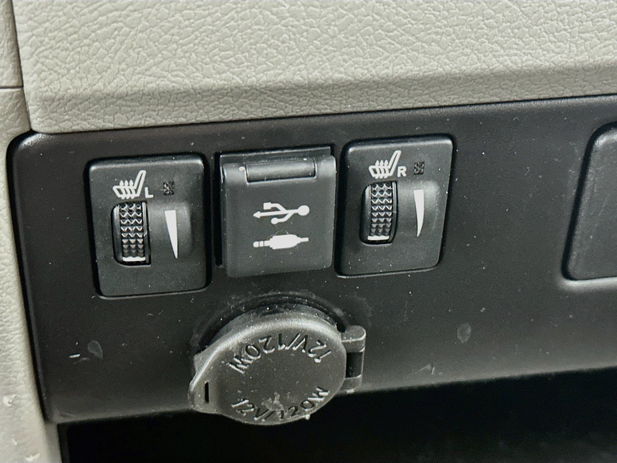 Used 2018 Toyota Sienna XLE FWD image 25