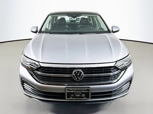 Used 2022 Volkswagen Jetta SE image 2