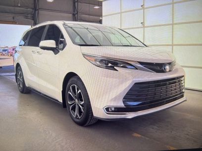 Used 2025 Toyota Sienna Platinum