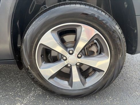 Used 2020 Jeep Cherokee Limited AWD/4WD image 11