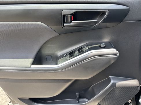Used 2025 Toyota Highlander LE FWD image 14