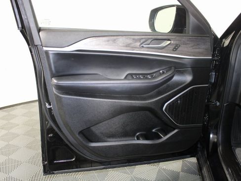 Used 2025 Jeep Grand Cherokee Limited w/ Black Appearance Package image 20