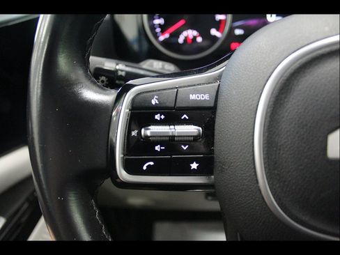 Used 2022 Kia Carnival EX FWD image 26