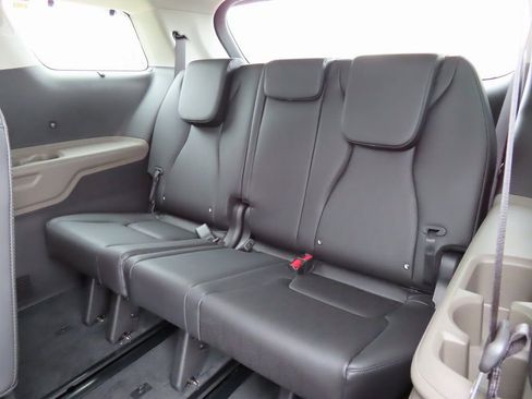 New 2026 Kia Carnival EX FWD image 23