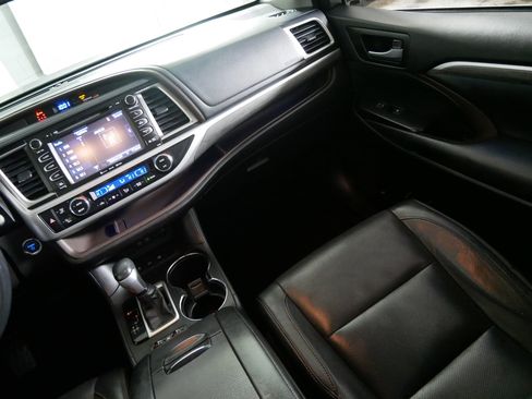 Used 2017 Toyota Highlander Limited image 11