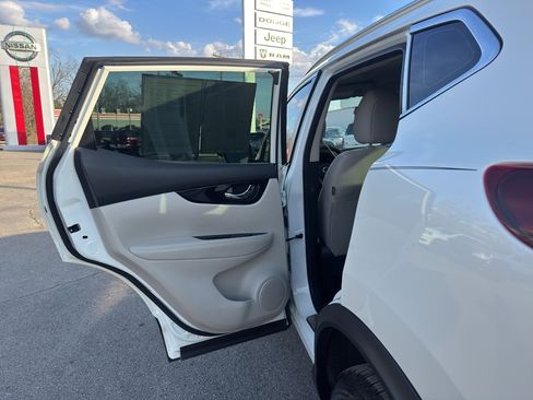 Used 2022 Nissan Rogue Sport SV image 19