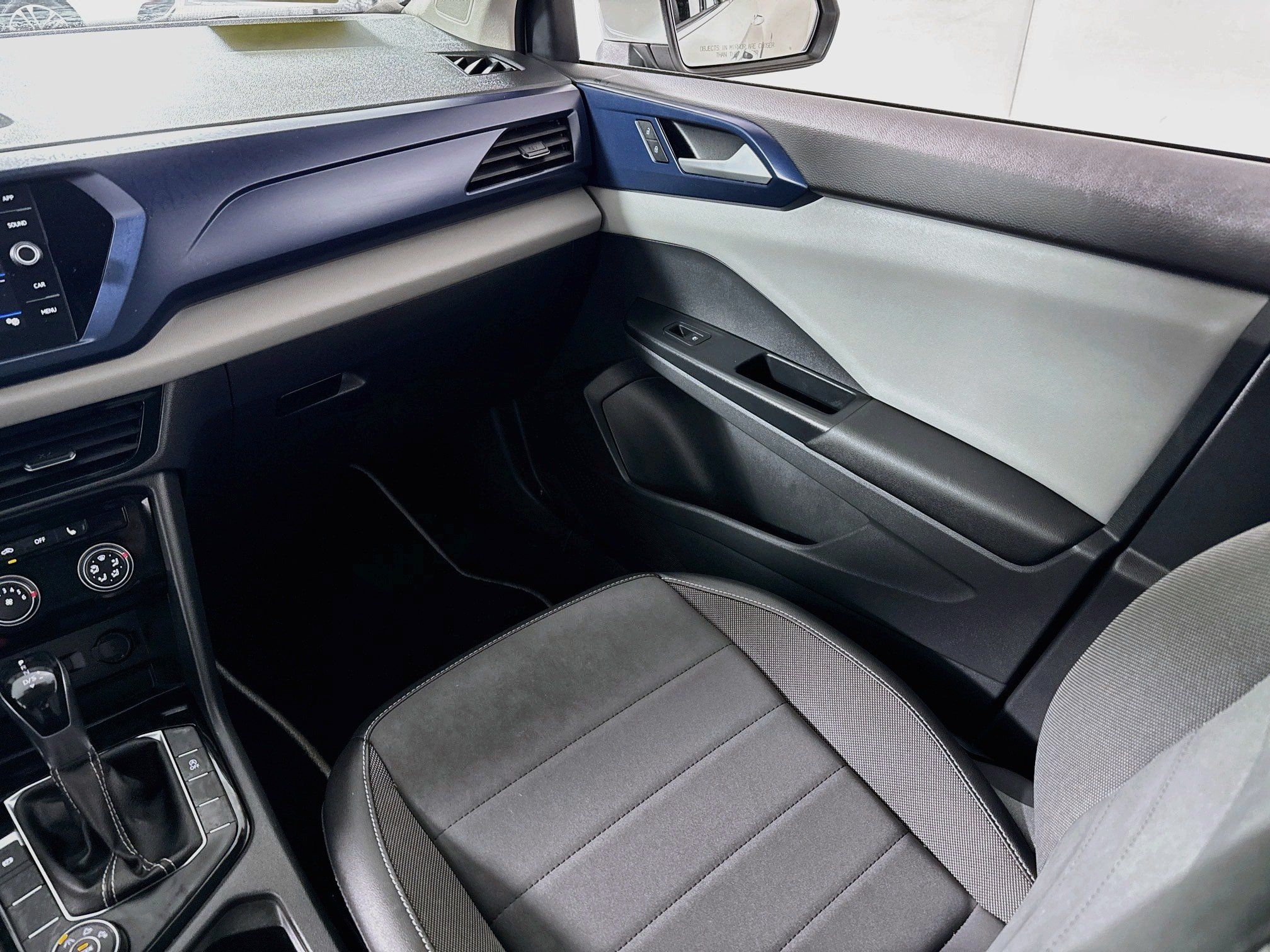 Used 2023 Volkswagen Taos SE w/ Panoramic Sunroof Package AWD/4WD image 25