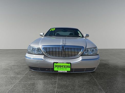 Used 2010 Lincoln Town Car Signature Limited RWD image 10