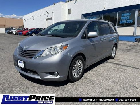Used 2017 Toyota Sienna XLE image 1
