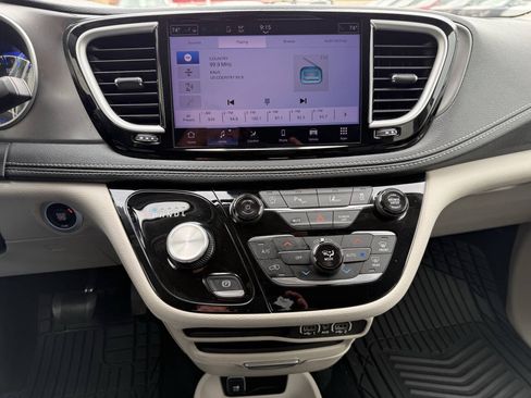 Used 2023 Chrysler Pacifica Touring-L AWD/4WD image 9