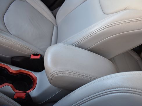 Used 2016 Jeep Renegade Latitude image 24