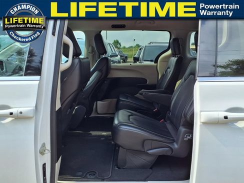 Used 2024 Chrysler Pacifica Touring-L FWD image 11