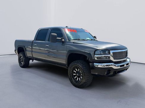 Used 2005 GMC Sierra 2500 SLT w/ Heavy-Duty Power Package AWD/4WD image 1