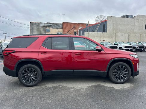 Used 2023 Chevrolet Traverse RS FWD image 2