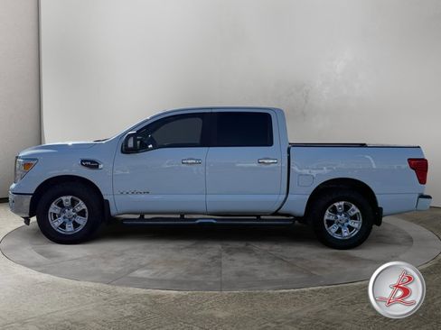 Used 2017 Nissan Titan SV image 4