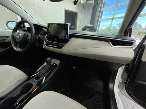 Used 2020 Toyota Corolla LE FWD image 29