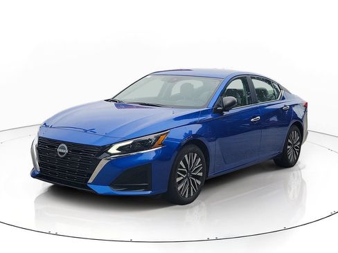 Used 2025 Nissan Altima 2.5 SV FWD image 2