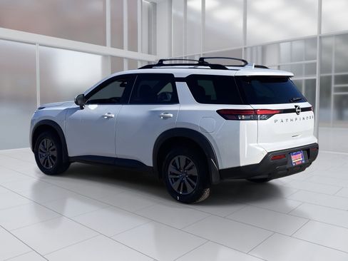 New 2025 Nissan Pathfinder SV image 4