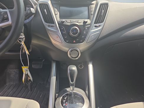 Used 2013 Hyundai Veloster FWD image 12
