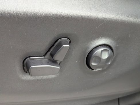 Used 2024 Chrysler Pacifica Touring-L image 28