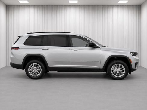 Used 2025 Jeep Grand Cherokee L Laredo AWD/4WD image 2