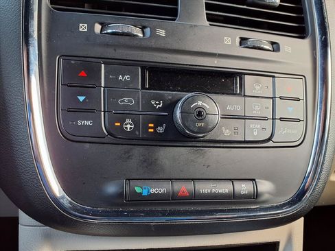 Used 2017 Dodge Grand Caravan SXT w/ Driver Convenience Group FWD image 7