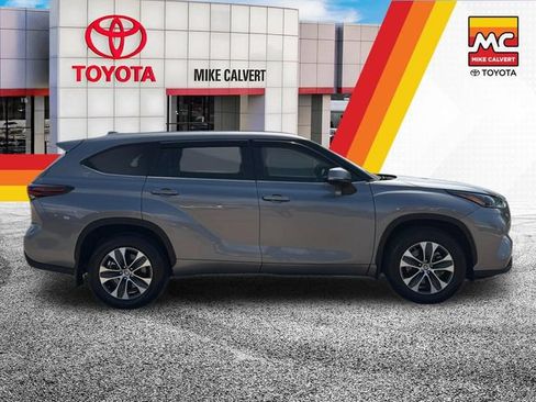 Used 2025 Toyota Highlander XLE AWD/4WD image 5