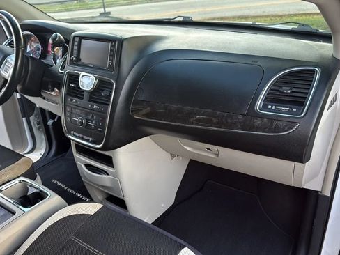 Used 2015 Chrysler Town & Country Touring FWD image 25