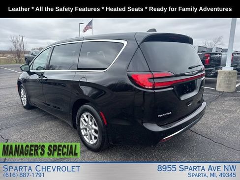Used 2025 Chrysler Pacifica Select FWD image 5