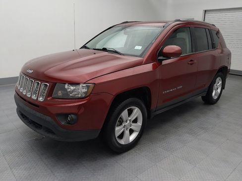 Used 2014 Jeep Compass Latitude FWD image 2