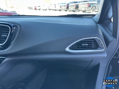 Used 2025 Chrysler Pacifica Select image 58