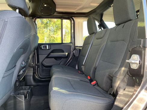 Used 2025 Jeep Wrangler Sahara image 24