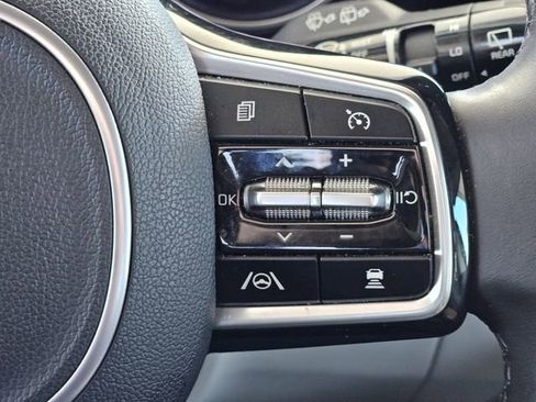 Used 2024 Kia Carnival EX image 18