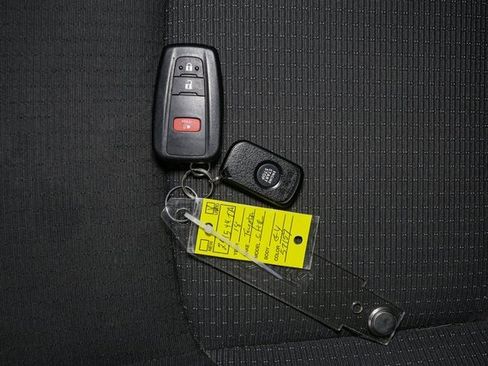 Used 2018 Toyota C-HR XLE image 35