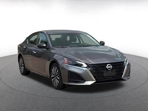Used 2025 Nissan Altima 2.5 SV FWD image 3